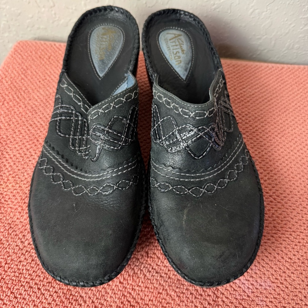 Clarks Artisan Collection Embroidered Leather Upp… - image 2